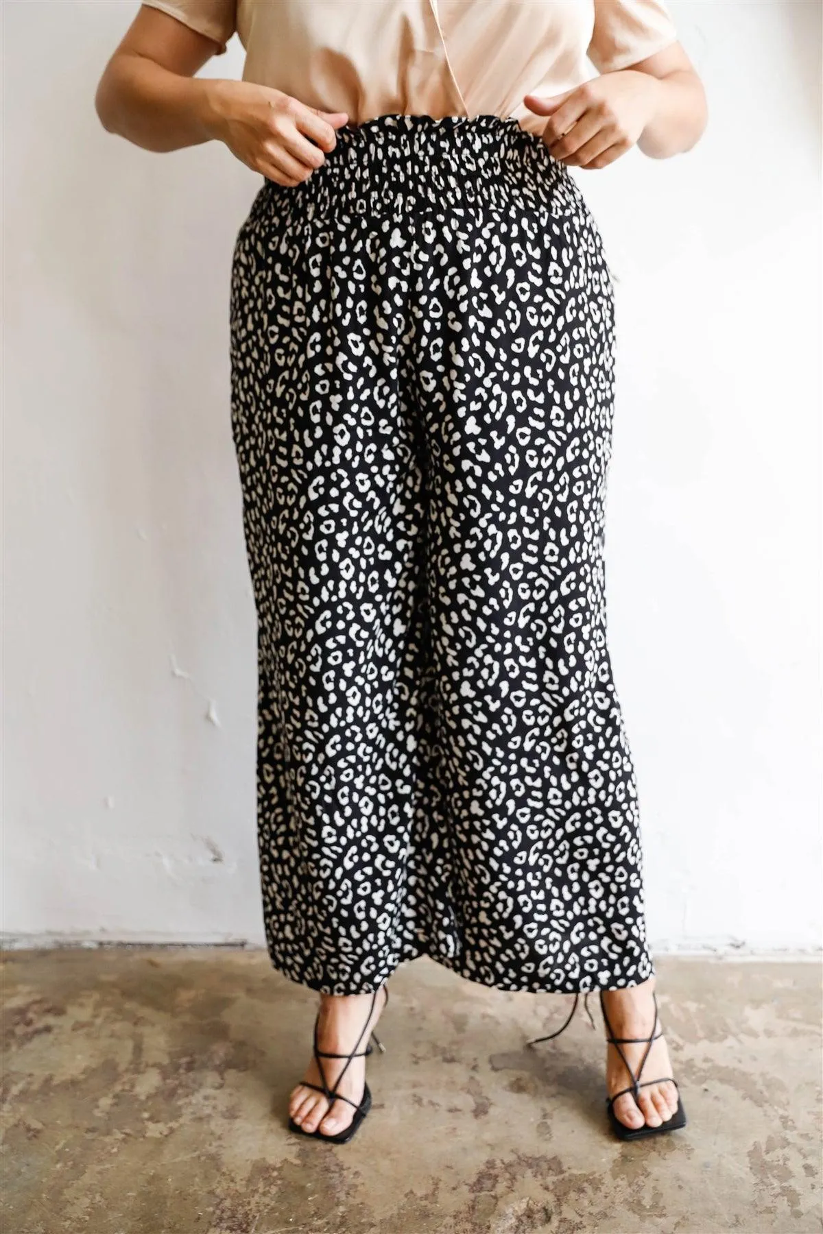 Junior Plus Monochrome Animal Print Smocked Ruffle Waist Wide Leg Pants /1-3-1