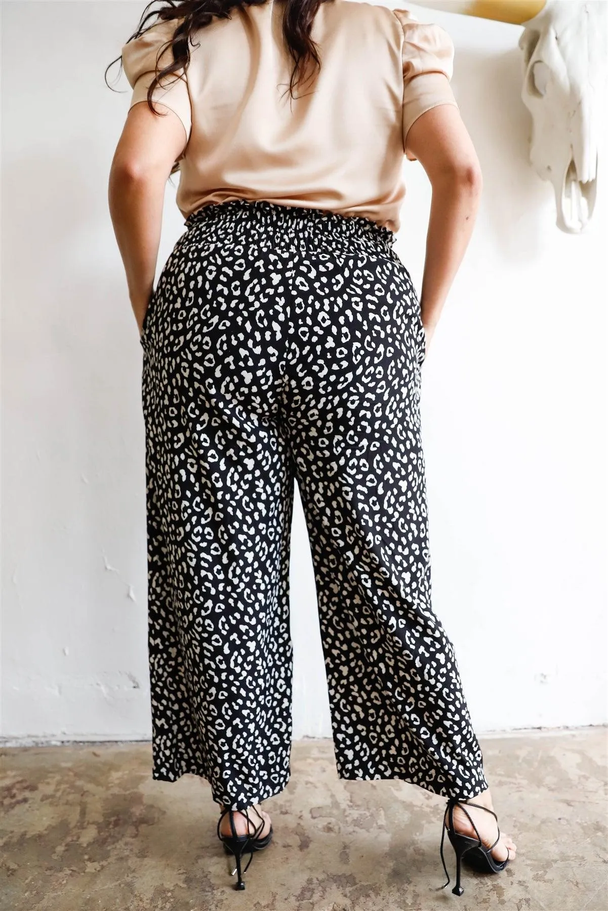 Junior Plus Monochrome Animal Print Smocked Ruffle Waist Wide Leg Pants /1-3-1